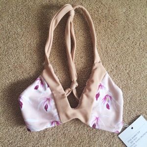 NWT acacia swimwear island orchid biarittz top

Open to fair offers💗